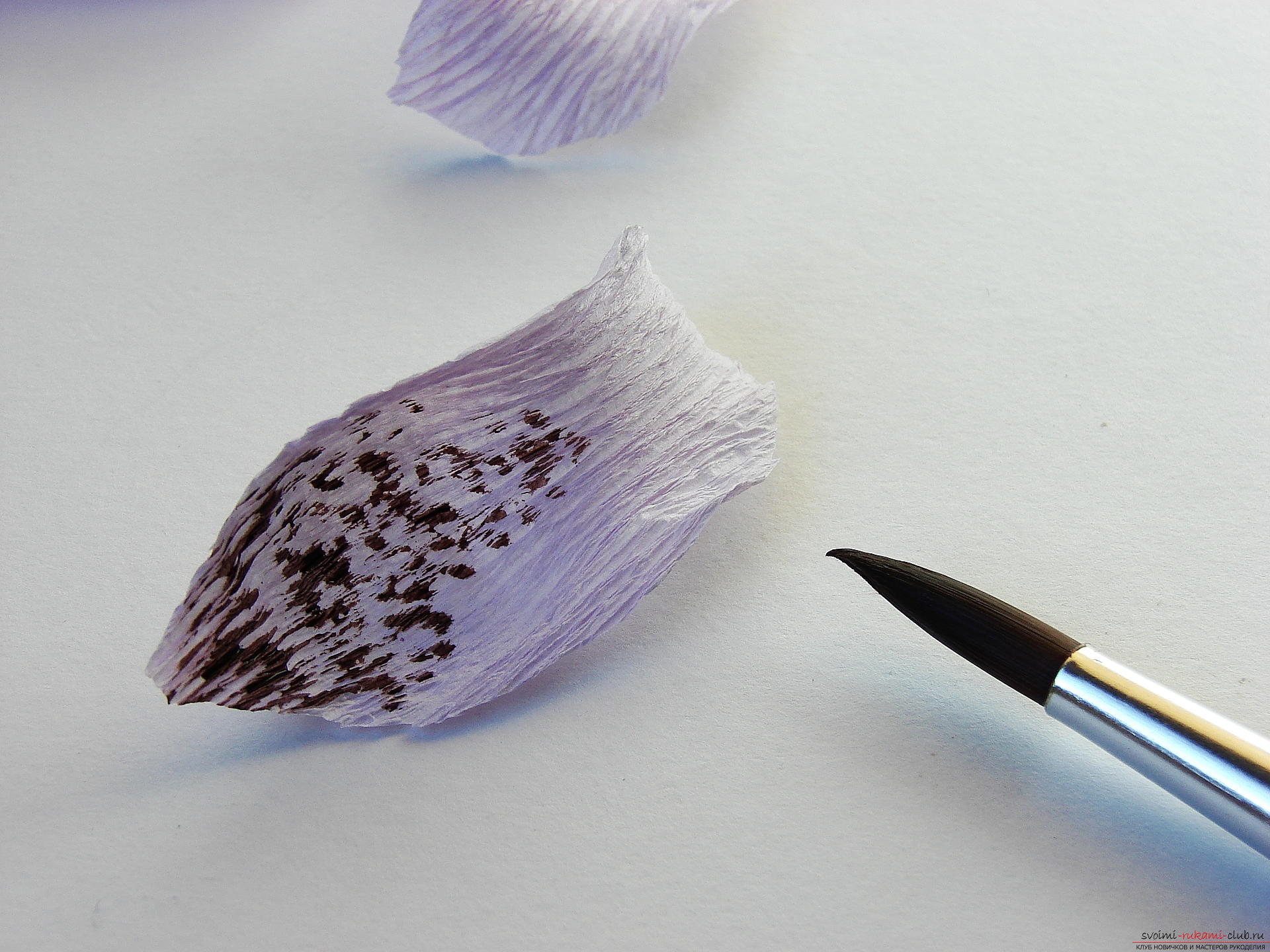 Мастер-класс научит как сделать гофрированные цветы своими руками – лилии из гофрированной бумаги.. Фото №11